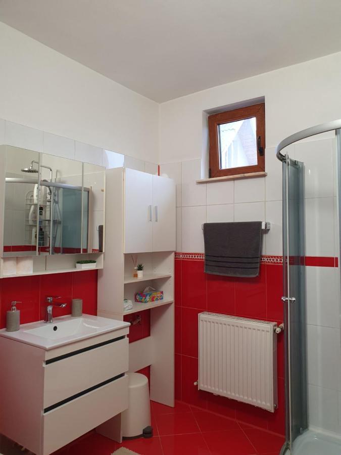 Apartament La Casa In Curte Comuna Lägenhet Codlea Exteriör bild